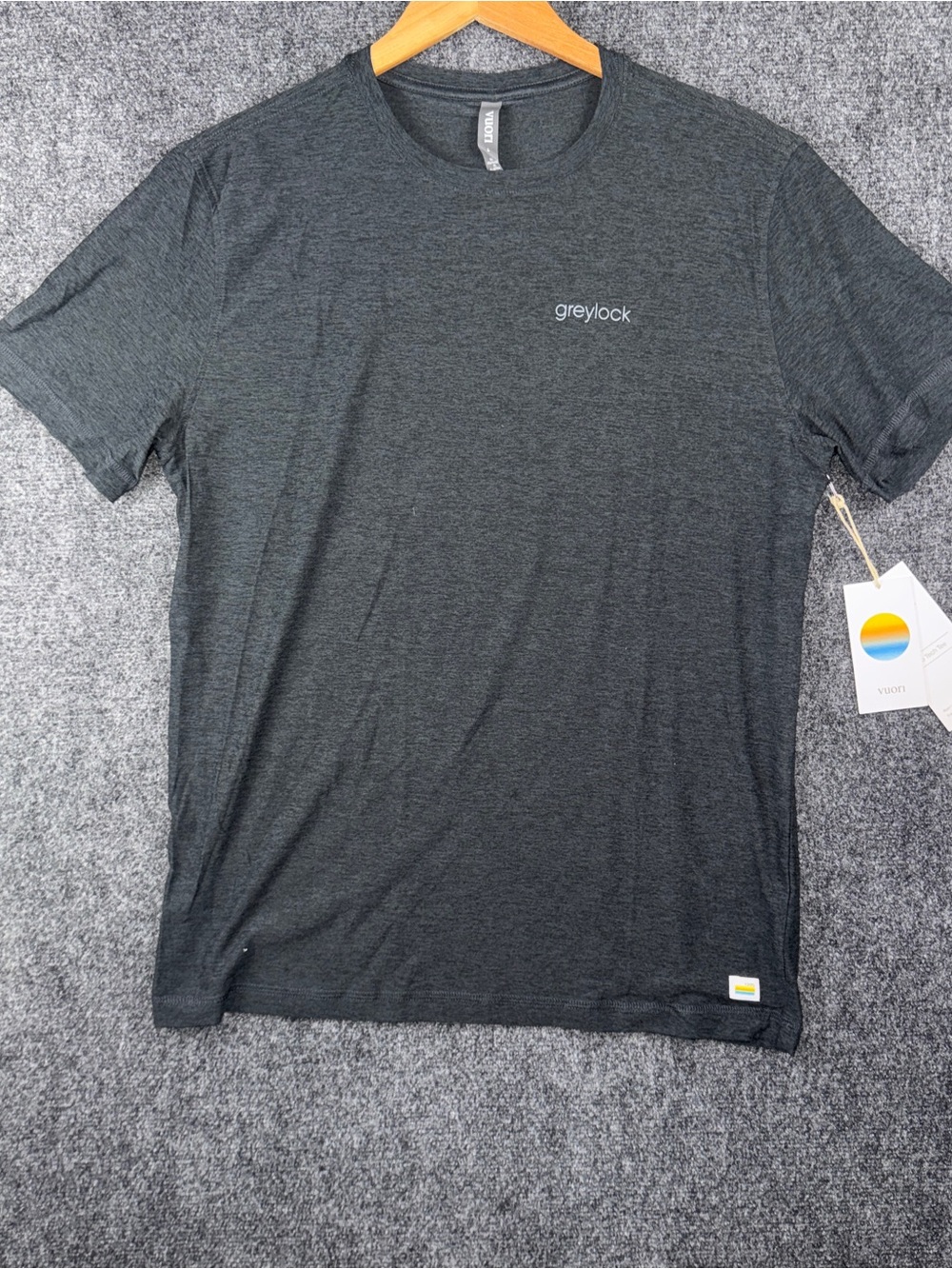 Vuori Strato Tech Tee Mens Large Charcoal Heather Greylock Short Sleeve NWT